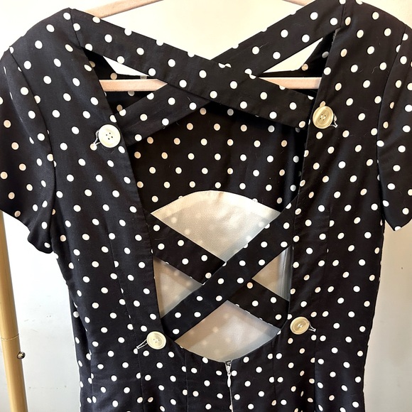 Classic dress with a cutout buttoned back. Below the knee - Picture 1 of 4